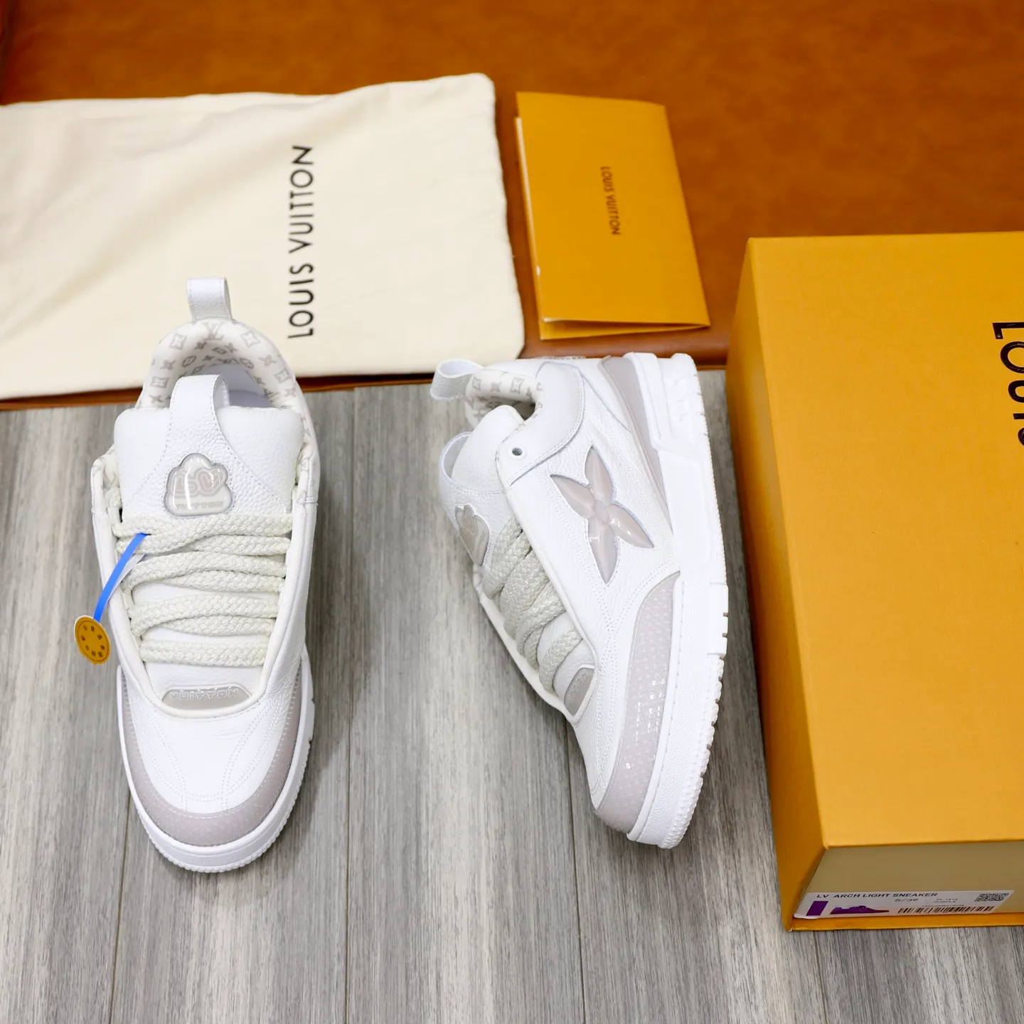 Men's shoes 💰: 860💰 LV Louis Vuitton TRAINER new sneakers are shipped. Louis Vuitton men's artistic director Virgil Abloh took inspiration to create this LV Trainer sneaker. Yingze crystal inlays present a colorful effect, with two gorgeous effect colors to choose from. The LV diamond letter logo badge on the tongue is gorgeous and noble. The LV letters are decorated on the side. The outsole is decorated with a Monogram flower pattern. It shows the trend of elegance and nobility! Men's model: 39-44 (38, 45, 46 customized)